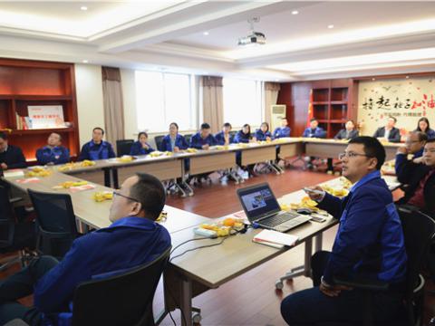 深学细悟转达头脑实力 ——龙8头号玩家集团党总支开展学习十九大精神 