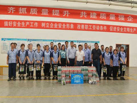 炎炎夏日，，，，，，市总工会送清凉，，，，，，丝丝关爱暖人心