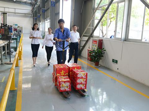 龙8头号玩家集团工会开展“夏日送清凉”活动