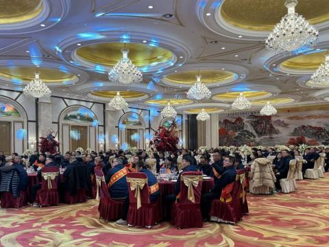 雄鹰展翅震寰宇 威龙腾飞冲云霄|龙8头号玩家电气召开2023年度总结表扬大会暨2024年迎新春晚会