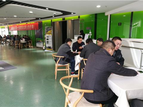 龙8头号玩家股份第一届掼蛋角逐顺遂举行